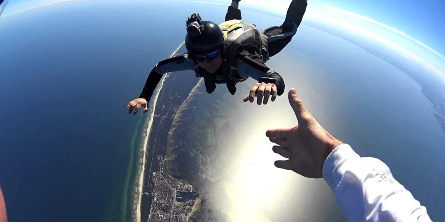 Skoki i kursy spadochronowe nad morzem